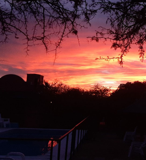 Atardecer visto desde la galería de una cabaña en Punto Serrano, Carpintería San Luis